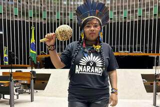 Indígena da etnia Guarani Kaiowá, a rapper Anarandà fez apresentação no Congresso Nacional, em Brasília (Foto: Divulgação)