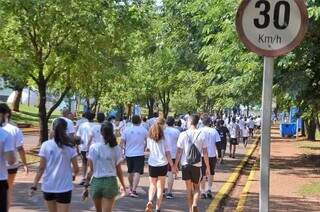 Participantes durante evento esportivo realizado na UFMS (Foto: Divulgação)