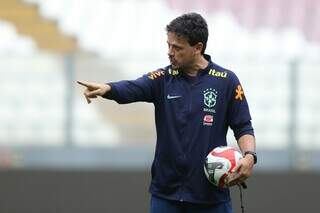 Técnico Fernando Diniz pondera em treino com bola no palco do jogo de hoje (Foto: Vitor Silva/CBF)