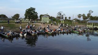 Pescadores e barcos no Rio Paraguai: turistas &#34;invadem&#34; Porto Murtinho para os últimos dias de pesca.