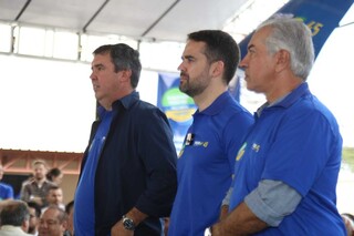 Governador de MS, Eduardo Riedel; governador do RS e presidente do PSDB, Eduardo Leite; e ex-governador Reinaldo Azambuja, durante evento na Capital (Foto: Alex Machado)