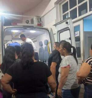 Familiares acompanham remoção de paciente em ambulância de Miranda (Foto: Reprodução/Facebook)