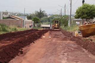 Apenas metade da Rua Atacama é preparada para receber asfalto (Foto: Marcos Maluf)