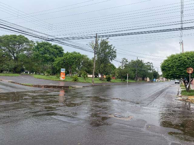 Bairros de Campo Grande registram chuva r&aacute;pida no in&iacute;cio desta tarde 