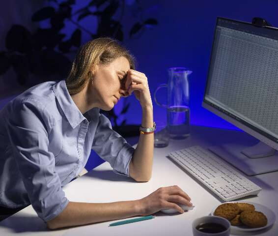 Qual a relação entre distúrbios do sono e dor crônica?