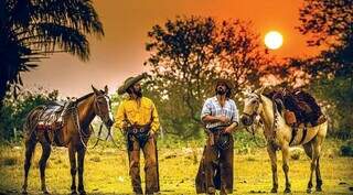 Imagem dos protagonistas na primeira fase da novela Pantanal, no meio de um dos biomas mais bonitos do mundo. (Foto: Rede Globo)
