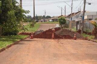 Terra, fitas e cones sinalizam obra na entrada do bairro (Foto: Marcos Maluf)