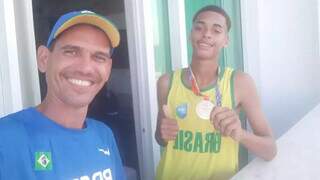 Técnico Eder Vaz e o atleta Paulo Henrique com a medalha de ouro mundial (Foto: Acervo Pessoal)