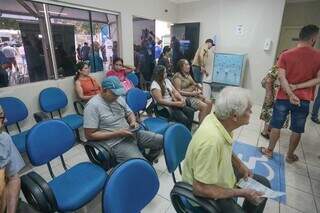 Consumidores aguardam por atendimento na sede do Procon Municipal, em Campo Grande (Foto: Marcos Maluf)