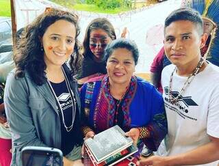 A professora Liana (à esq.) entrega livros jurídicos para a ministra dos Povos Indígenas, Sonia Guajajara (centro), ao lado de acadêmico indígena de Amambai (Foto: Arquivo pessoal)