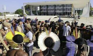 Indígenas se manifestam em frente ao STF, que julga se marco é válido ou não (Foto: Fabio Rodrigues/Agência Brasil)