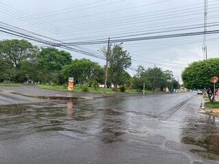 Chuva fraca na Avenida Marques de Leão, no Parque dos Novos Estados (Foto: Cassia Modena)