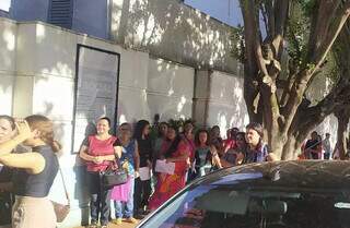 Pacientes aguardando do lado de fora para entrar em Ambulatório Social da Maternidade Cândido Mariano (Foto: Direto das Ruas)