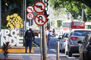 Placas de trânsito, muitas vezes desrespeitadas no cruzamanto da Afonso Pena com a 14. (Foto: Paulo Francis)
