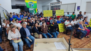Plenário ficou lotado com manifestantes que pediam aos vereadores pela inexigibilidade do ex-prefeito e atual vice (Foto: Câmara de Iguatemi)