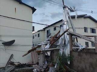 Telhas e parte de estrutura do residencial Buriti, em Corumbá, cai em cima de fiação (Foto: Divulgação/Defesa Civil)