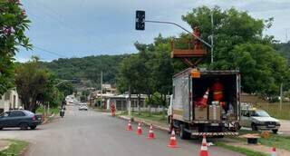 Semáforo sendo instalado em Corumbá por equipe da Prefeitura (Foto: Divulgação)