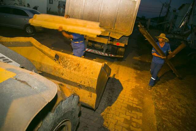 Mutir&atilde;o de 40 pessoas e 10 caminh&otilde;es trabalha sem prazo de fim em Corumb&aacute;