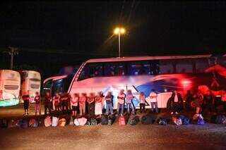 Ônibus com bolivianos ilegais é abordado em Campo Grande, a caminho de SP. (Foto: Paulo Francis)