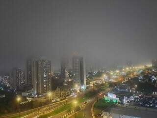 Neblina encobre os altos da Avenida Afonso Pena, em Campo Grande. (Foto: Maristela Brunetto)