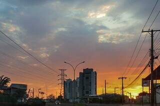 Sol tenta aparecer em meio as nuvens que cobrem a Capital nesta manhã (Foto: Henrique Kawaminami)