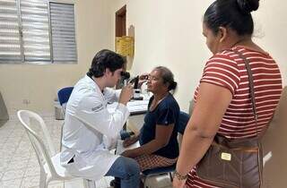 Paciente atendida em ação do programa estadual, em agosto (Foto: Divulgação/SES)
