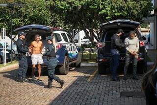 Suspeitos foram encaminhados para a Deam nas viaturas da Polícia Militar (Foto: Henrique Kawaminami)
