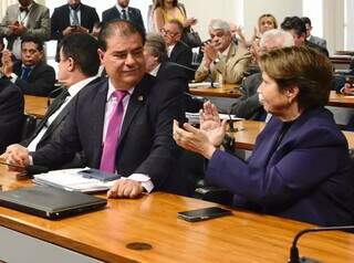 Senadora Tereza Cristina aplaude Nelsinho Trad, novo presidente da Representação Brasileira no Parlamento do Mercosul. (Foto: Assessoria)