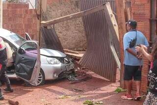 Veículo e portão ficaram danificados após a colisão. (Foto: Marcos Maluf) 