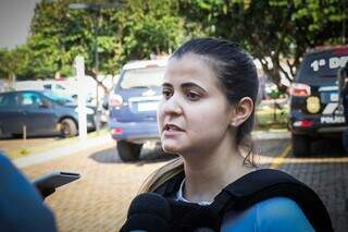 Delegada Marianne Souza responsável pela operação, durante entrevista a imprensa nesta manhã. (Foto: Henrique Kawaminami)