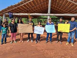 Indígenas da região da fronteira com o Paraguai fizeram faixas pedindo a troca de liderança (Foto: Divulgação)