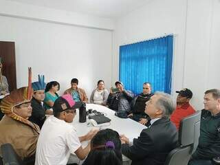 Representantes indígenas reunidos com Antonio Carlos Videira e outros policiais (Foto: Divulgação)