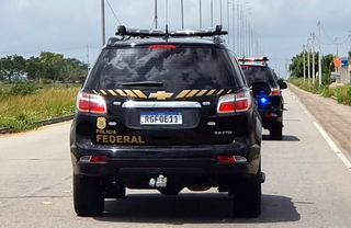 Policiais federais durante cumprimento de mandados de busca e apreensão e de prisão (Foto: divulgação)