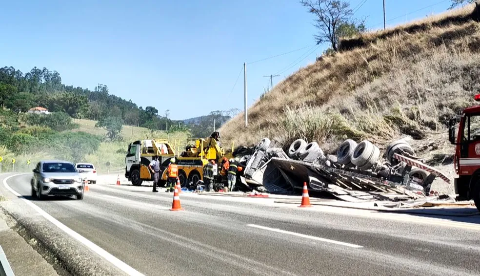 Caminh&atilde;o de MS tomba e mata duas pessoas em rodovia de SP