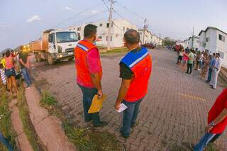 Agentes da Defesa Civil avaliando estragos em rua de Corumbá (Foto: Clóvis Neto/Prefeitura de Corumbá)