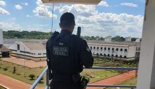 Policial penal em torre de vigilância da PED; presídio passou por pente-fino nesta quarta (Foto: Divulgação)