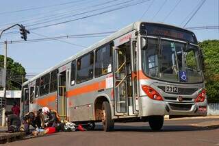 Motociclista tenta ultrapassar &ocirc;nibus, &eacute; atropelado e tem ossos do p&eacute; expostos 