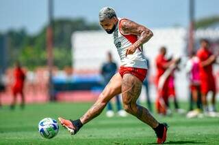 Gabriel prepara o chute com o pé direito em treino no Flamengo (Foto: Marcelo Cortes/CRF)