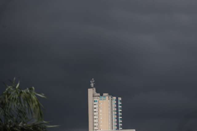 Em poucos minutos, tempo fecha na Capital e popula&ccedil;&atilde;o se prepara para chuva