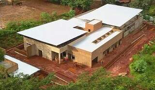 Imagem aérea do prédio que irá abrigar o hospital de animais silvestres durante a construção (Foto: Chico Ribeiro)  