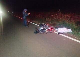 Motocicleta destruída ao lado do corpo de uma das vítimas (Foto: Adilson Domingos)