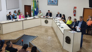 O ex-prefeito José Roberto Arcoverde (MDB) esteve presente na sessão e falou para a plateia lotada (Foto: Câmara de Iguatemi)