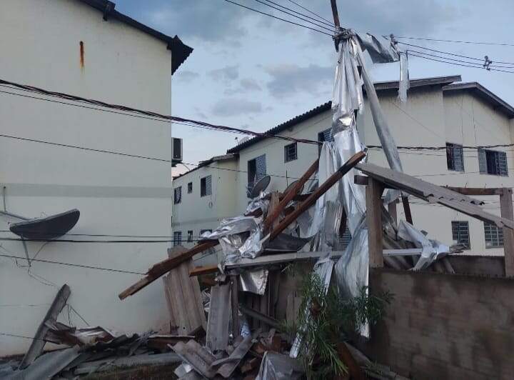 Vendaval deixou 26 bairros de Corumbá sem energia