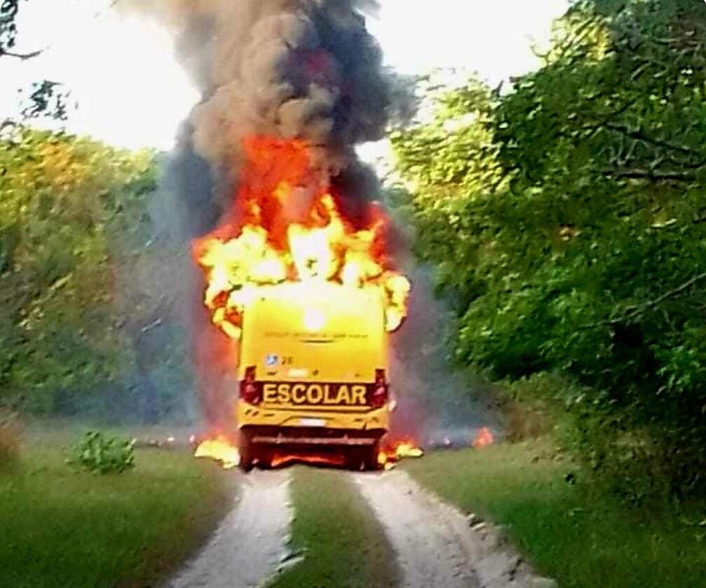 Ônibus escolar pega fogo e inacreditavelmente todos os alunos saem ilesos