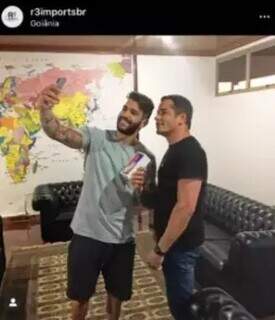 Selfie de Gusttavo Lima ao lado do empresário divulgada no perfil oficial da R3 Imports, conforme informado pela defesa da empresa (Foto: Reprodução do processo)