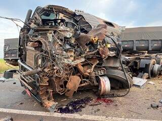 Cabine de carreta ficou completamente destruída em acidente (Foto: Ivinotícias)