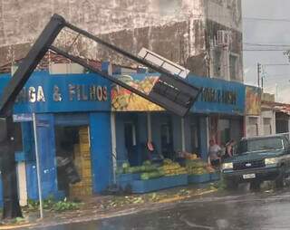 Semáforo atingido pela força do vento durante o temporal de ontem em Corumbá (Foto: Direto das Ruas)
