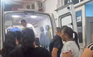 Familiares acompanham remoção de paciente em ambulância de Miranda (Foto: Reprodução/Facebook) 