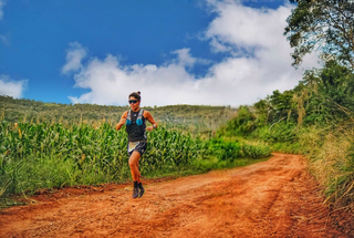 Ultramaratonista Christiane em prova por percurso de terra (Foto: Divulgação/Fundesporte)