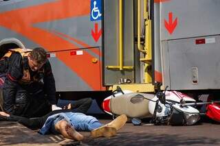 Motociclista tenta ultrapassar &ocirc;nibus, &eacute; atropelado e tem ossos do p&eacute; expostos 